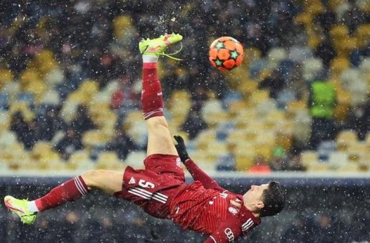 Aksi Robert Lewandowski saat cetak gol salto dengan sepatu tak terikat ke gawang Dynamo Kiev. (Twitter/BavarianFBWorks)