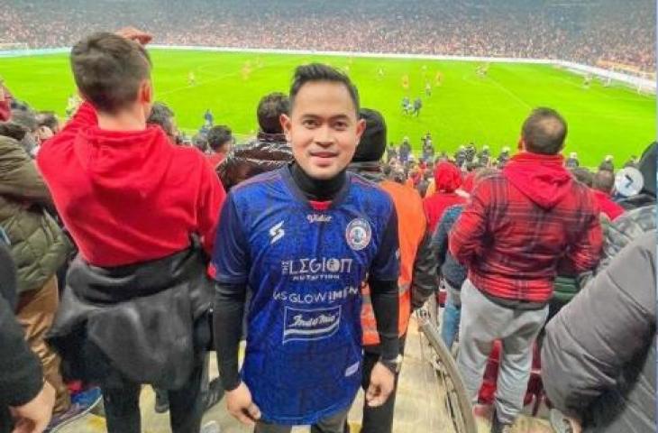 Presiden Arema FC, Gilang Widya Pramana nonton langsung derbi Istanbul. (Instagram/juragan_99)