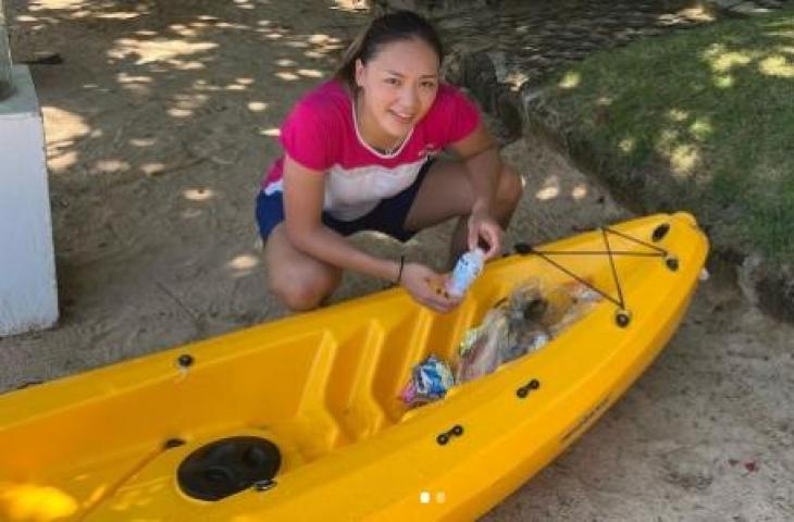 Pebulu tangkis Hong Kong, Tse Ying Suet punguti sampah di pantai. (Instagram/tseyingsuet)