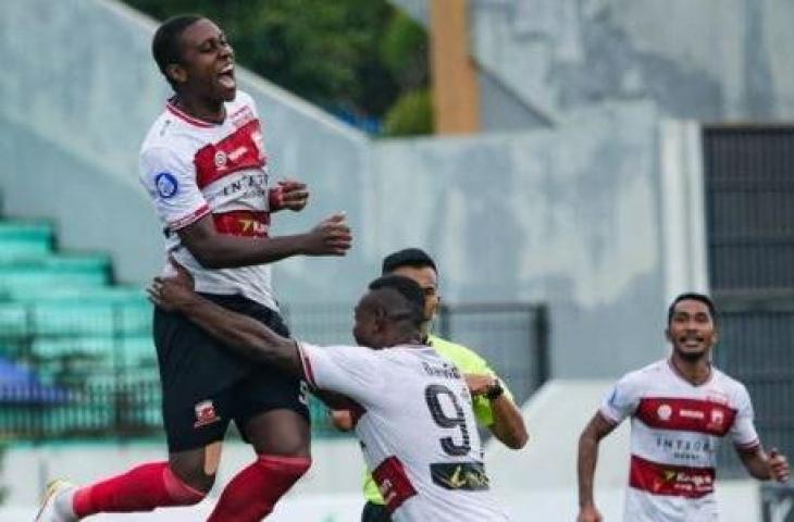 Gelandang Madura United, Jaja, usai mencetak gol ke gawang Persik Kediri. (Instagram/@maduraunited.fc)