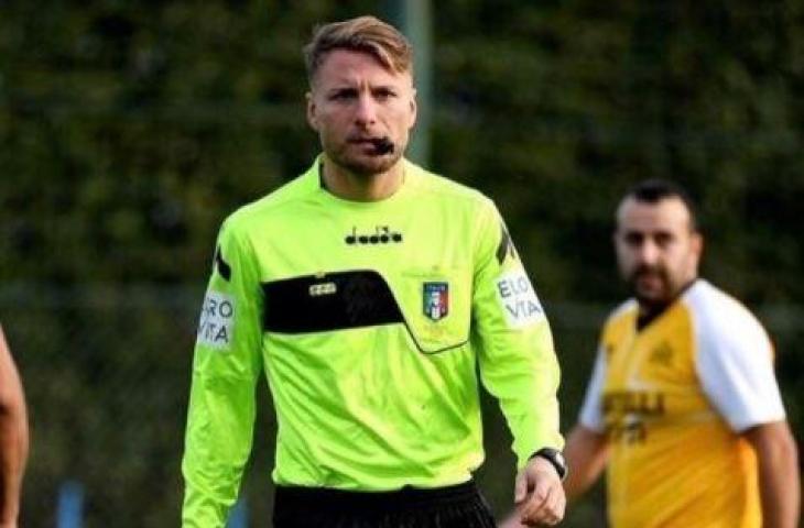 Ciro Immobile mendadak jadi wasit di laga amal. (Instagram/copa90)