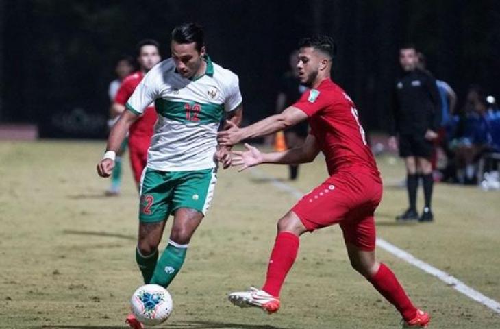 Striker Timnas Indonesia Ezra Walian (kiri) berebut bola dengan pemain Afghanistan pada laga persahabatan internasional FIFA di Stadion Gloria, Antalya, Turki, Selasa (16/11/2021). (Antara /Michael Siahaan/aa)