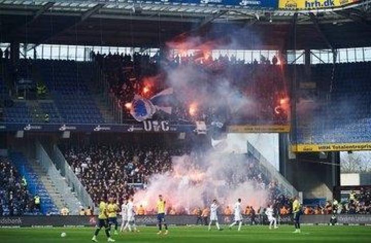 Potret brutalnya Derby Copenhagen antara FC Copenhagen vs Brondby IF. (Twitter/@fotos_ultras)