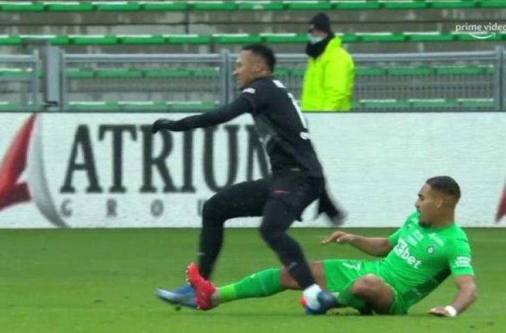 Bintang PSG, Neymar, mengalami cedera parah saat melawan Saint-Etienne dalam lanjutan Liga Prancis. (Twitter/@alimo_philip)