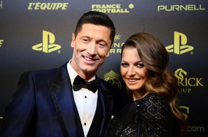 Pemain depan Bayern Munich asal Polandia, Robert Lewandowski dan istri Anna Lewandowska menghadiri penghargaan Ballon d'Or di Theater du Chatelet di Paris pada 29 November 2021. (FRANCK FIFE / AFP)