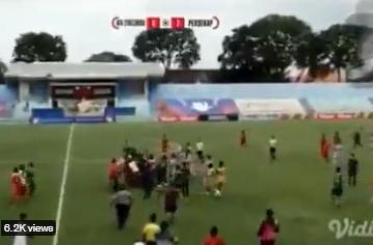 Pemukulan Anggota DPRD saat laga AFA Syailendra vs Persekap Kota Pasuruan di Liga 3. (Twitter)