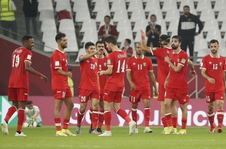 Timnas Yordania merayakan kemenangan atas Arab Saudi di FIFA Arab Cup 2021, Rabu (1/12/2021). (AFP/Jack Guez)