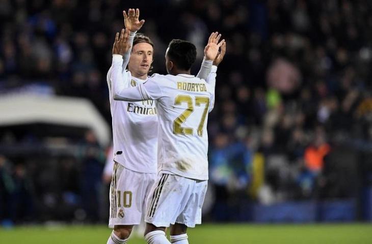 Pemain Real Madrid Luka Modric dan Rodrygo Goes. (AFP/John Thys)