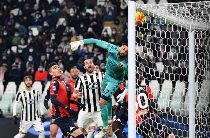 Gelandang Juventus, Juan Cuadrado cetak gol langsung dari sepak pojok ke gawang Genoa dalam lanjutan Liga Italia. (ISABELLA BONOTTO / AFP)