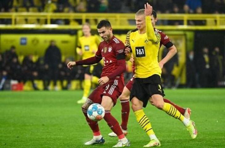 Duel Lucas Hernandez dengan Erling Haaland. (INA FASSBENDER / AFP)