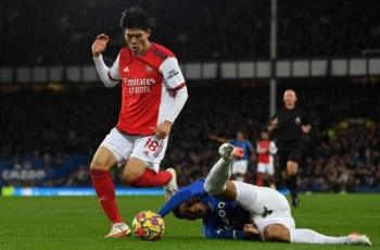 Lolos dari Kartu Merah, Intip Momen Pemain Everton Injak Muka Tomiyasu