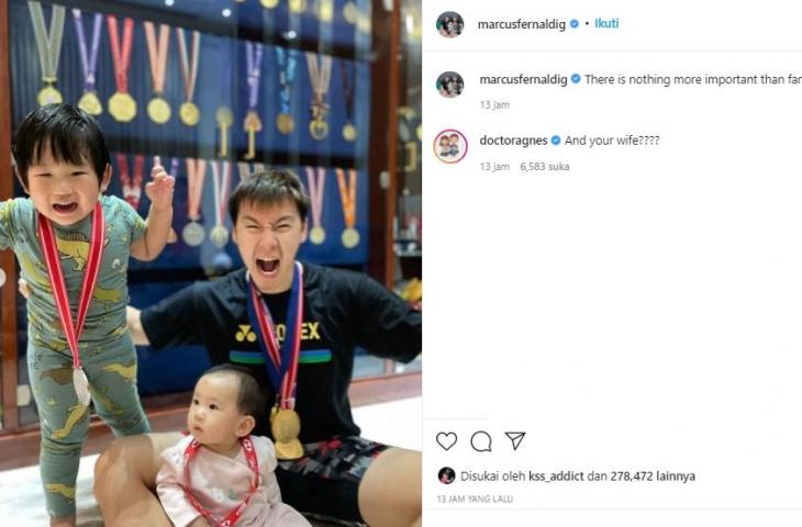 Marcus Fernaldi Gideon dan kedua anak perlihatkan medali. (Instagram/@marcusfernaldig)