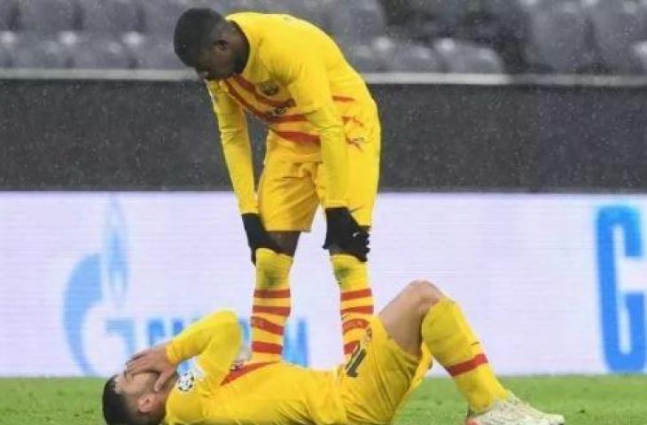 Bek Barcelona asal Spanyol, Jordi Alba cedera saat memainkan laga terakhir Grup E Liga Champions antara Bayern vs Barcelona di Allianz Arena, Munich, Kamis (9/12/2021) dini hari WIB. Christof STACHE / AFP.