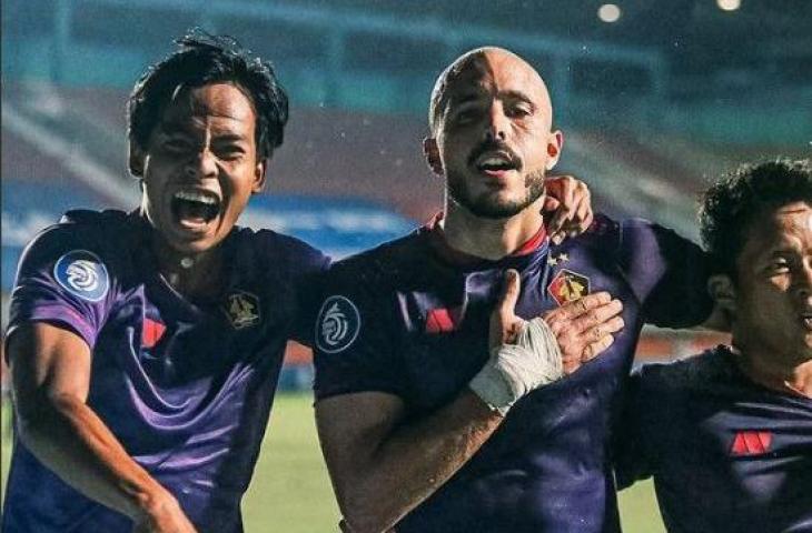 Selebrasi Persik Kediri usai membungkam Barito Putera. (Instagram/@persikfcofficial)