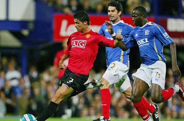 Mantan pemain Portsmouth, Richard Hughes dan John Utaka menghadang Cristiano Ronaldo di Liga Inggris 2007. (AFP/Carl de Souza)