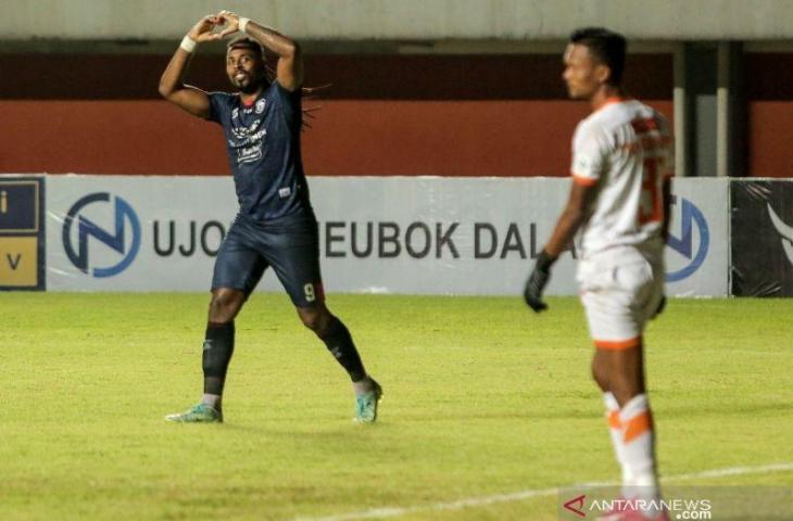 Pesepak bola Arema FC Carlos Fortes (kiri) melakukan selebrasi usai mencetak gol ke gawang Persiraja Banda yang dijaga penjaga gawang Fakrurrazi (kanan) saat pertandingan Liga 1 di Stadion Maguwoharjo, Sleman, DI Yogyakarta, Sabtu (23/10/2021). ANTARA FOTO/Hendra Nurdiyansyah/hp.