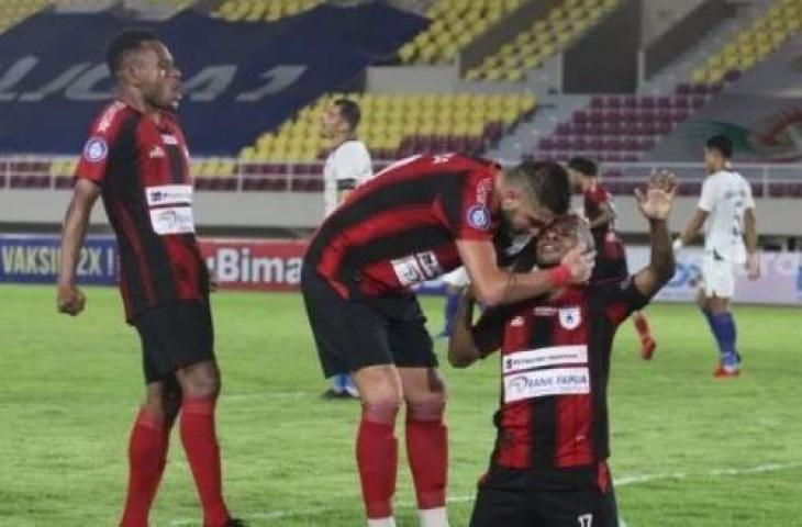 Pertandingan antara Persipura Jayapura vs PSIS Semarang di pekan ke-16 BRI Liga 1 di Stadion Manahan, Solo, Sabtu (11/12/2021). [Suara.com/Ronald Seger Praboowo]