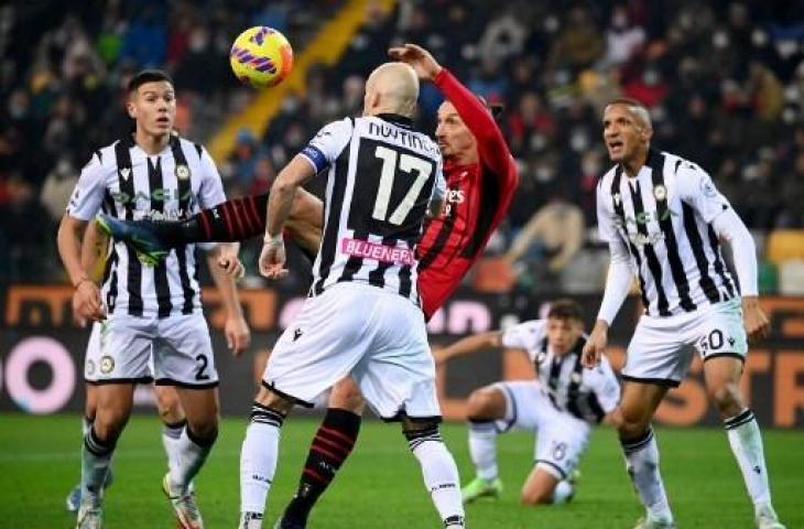 Zlatan Ibrahimovic cetak gol akrobatik saat AC Milan ditahan imbang Udinese 1-1. (MARCO BERTORELLO / AFP)