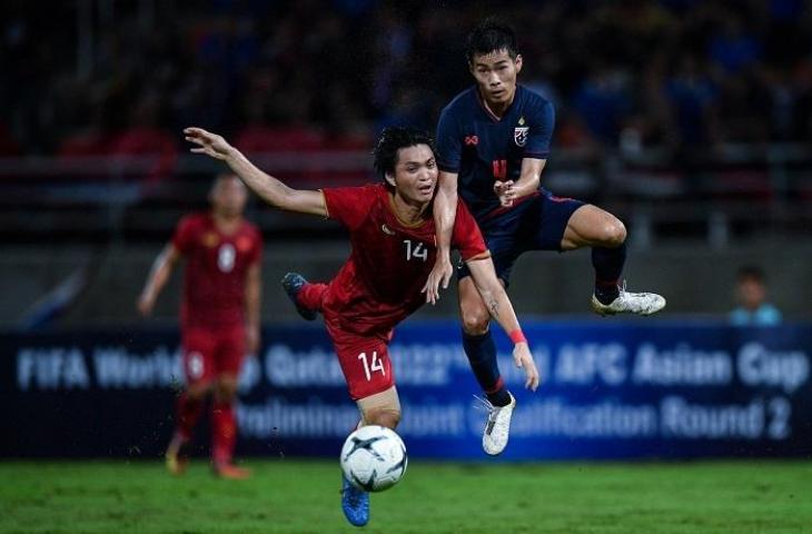 Pemain Timnas Vietnam Nguyen Tuan Anh (kiri). (AFP/Chalinee THIRASUPA)