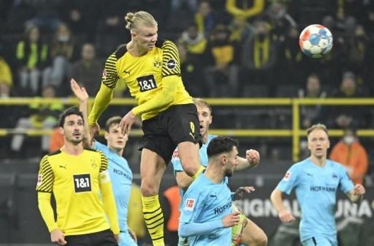 Erling Haaland borong dua gol saat Borussia Dortmund kalahkan Greuther Fuerth 3-0. (INA FASSBENDER / AFP)