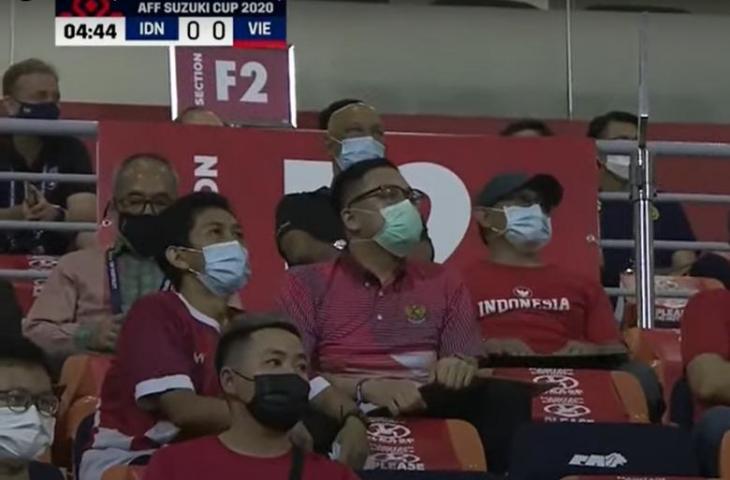 Alexandre Polking saat menonton laga Indonesia vs Vietnam di Piala AFF 2020. (Dok. thethao.vn)