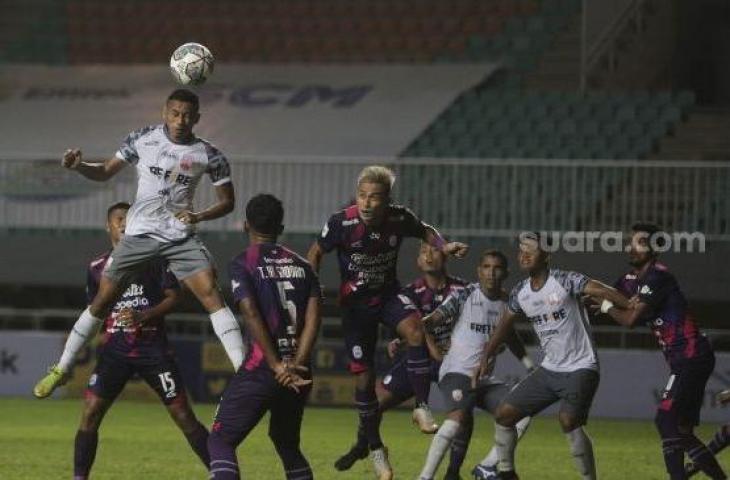 Penyerang Persis Solo, Rifaldi Bawuo berusaha mencetak gol melalui sundulan ke gawang Persis Solo pada pertandingan grup X babak 8 besar Liga 2 2021 di Stadion Pakansari, Bogor, Jawa Barat, Rabu (15/12/2021). [Suara.com/Angga Budhiyanto]