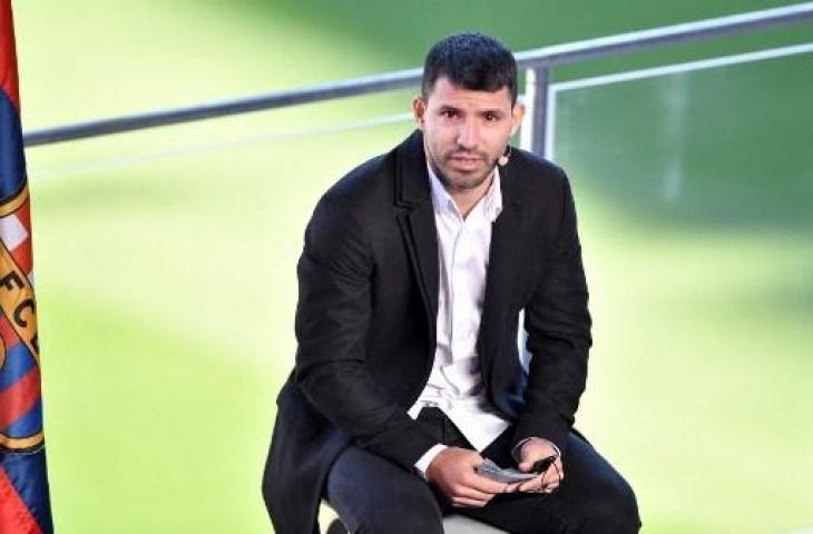 Momen Sergio Aguero memutuskan pensiun dari sepak bola profesional. (PAU BARRENA / AFP)