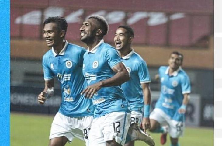 Patrich Wanggai usai mencetak gol ke gawang PSMS Medan. (Instagram/@sulutunited.fc)