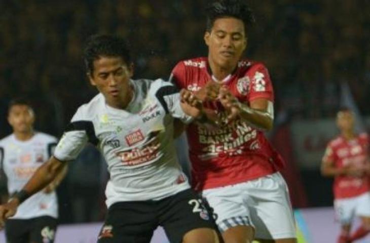 Mantan pemain Timnas Indonesia, Bayu Gatra (kiri). [ANTARA FOTO/Nyoman Budhiana]