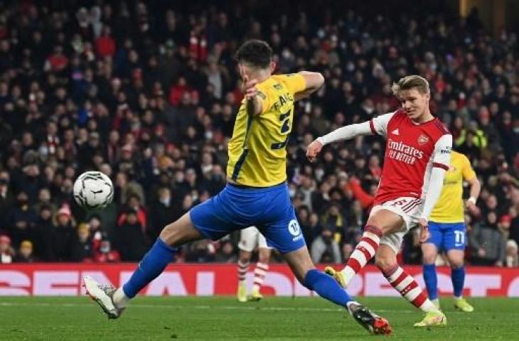 Potret aksi Martin Odegaard saat Arsenal hajar Sunderland 5-2 di perempatfinal Piala Liga Inggris. (GLYN KIRK / AFP)