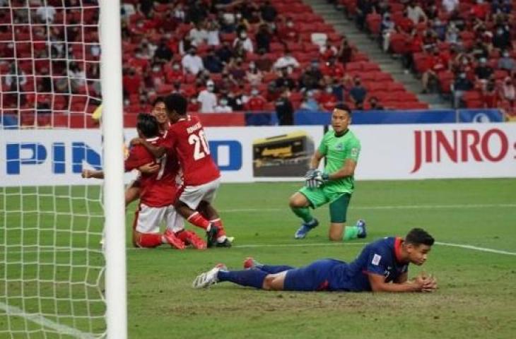 Pemain Timnas Indonesia rayakan gol Ezra Walian ke gawang Singapura di leg kedua semifinal Piala AFF 2020 yang digelar di Stadion Nasional, Sabtu (25/12/2021). [dok.PSSI]