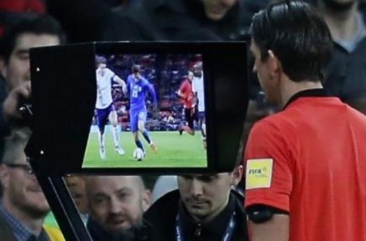 Ilustrasi wasit menggunakan VAR (Video Assistant Referee). (AFP/Ian KINGTON)