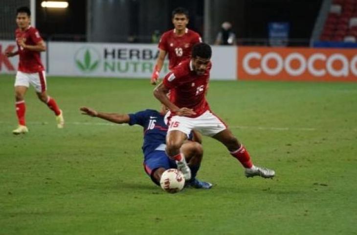 Pemain Timnas Indonesia Ricky Kambuaya berebut bola dengan pemain Singapura di leg kedua Piala AFF 2020, Sabtu (25/12/2021). [dok.PSSI)