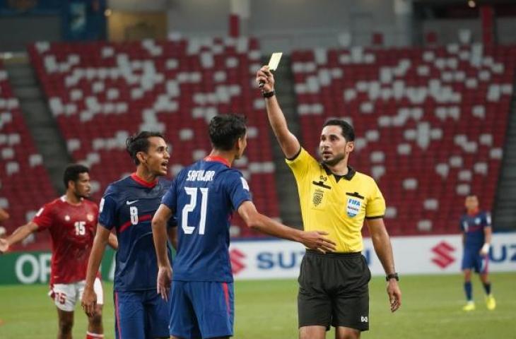 Kartu kuning Safuwan Baharudin. (Dok. Piala AFF)