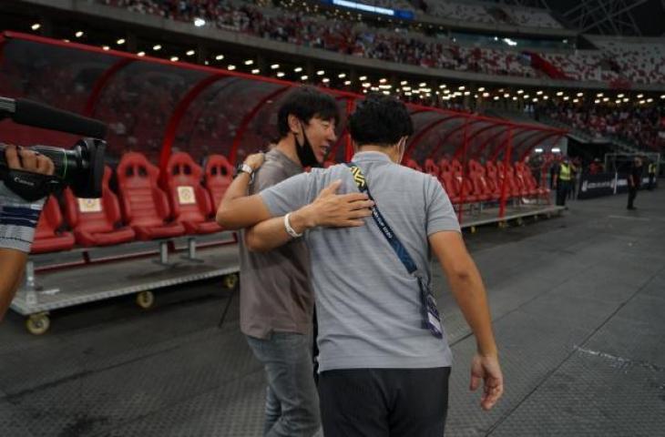 Shin Tae-yong dengan pelatih Singapura, Tatsuma Yoshida. (Dok. Piala AFF)