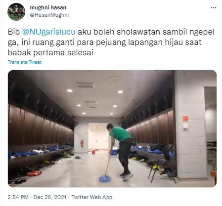 Kitman Timnas Indonesia lantunkan sholawat badar. (Twitter/@hasamughni)