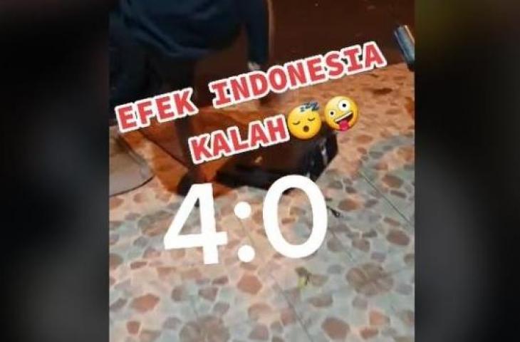 Aksi nekat pria usai Timnas Indonesia dibungkam Thailand di leg 1 final Piala AFF 2020. (TikTok)