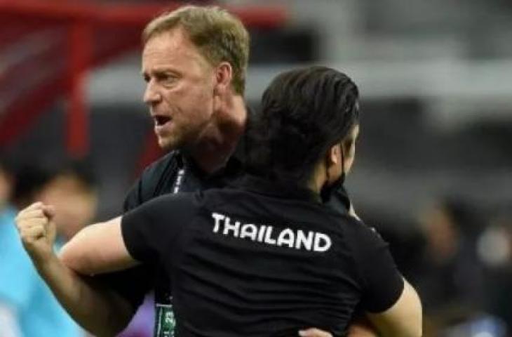 Pelatih Thailand Alexandre Polking (kiri) merayakan kemenangan tim pada leg pertama pertandingan semifinal sepak bola Piala AFF 2020 melawan Vietnam di Stadion Nasional di Singapura pada 23 Desember 2021. Roslan RAHMAN / AFP