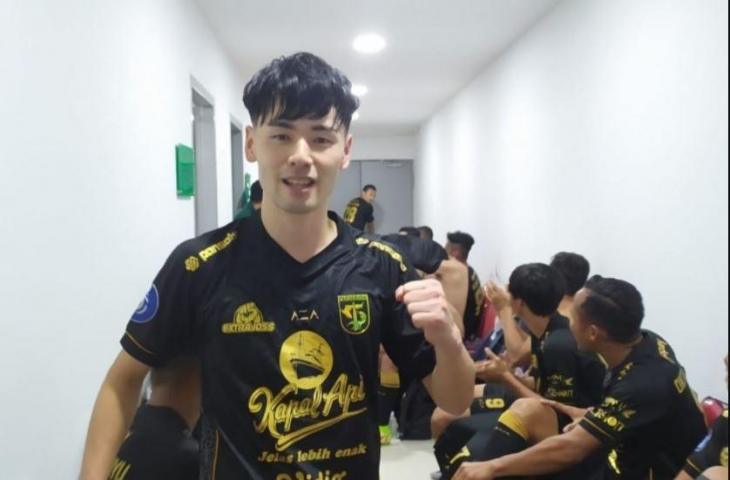 Pemain Persebaya, Taisei Marukawa merayakan kemenangan atas Bali United dengan latar ruang ganti yang sempit. (Dok. Persebaya)