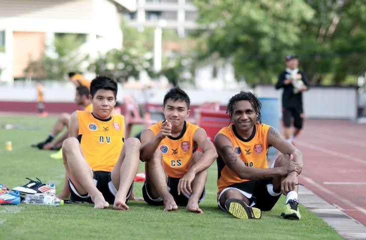 Titus Bonai bersama Chanathip Songkrasin. (Twitter/TeroFootball)