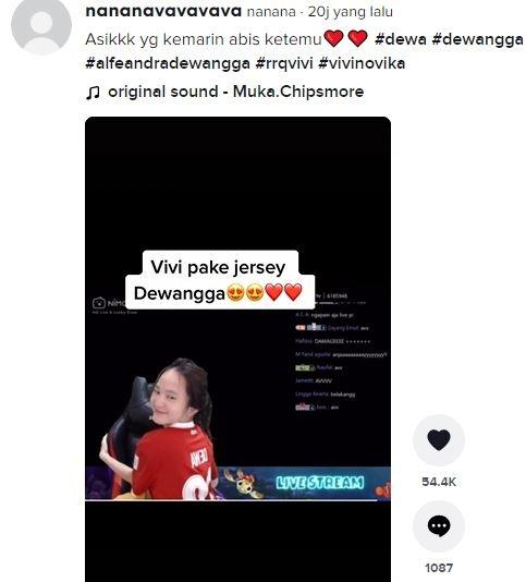 RRQ Vivi pakai jersey Alfeandra Dewangga. (TikTok/@nanana)