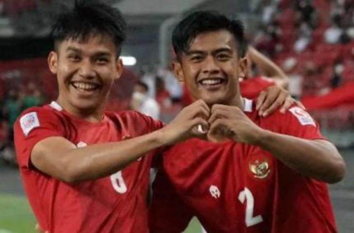 Pesepak bola Timnas Indonesia Pratama Arhan (kanan) melakukan selebrasi dengan rekannya Witan Sulaeman usai menjebol gawang Timnas Malaysia dalam pertandingan grup B Piala AFF 2020 di National Stadium, Singapura, Minggu (19/12/2021). ANTARA FOTO/Humas PSSI/app/aww.