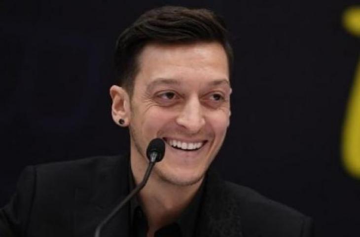 Gelandang Jerman Mesut Ozil saat jumpa pers setelah diperkenalkan sebagai pemain baru klub Turki Fenerbahce di Divan Faruk ilgaz, Istanbul. Ozan KOSE / AFP