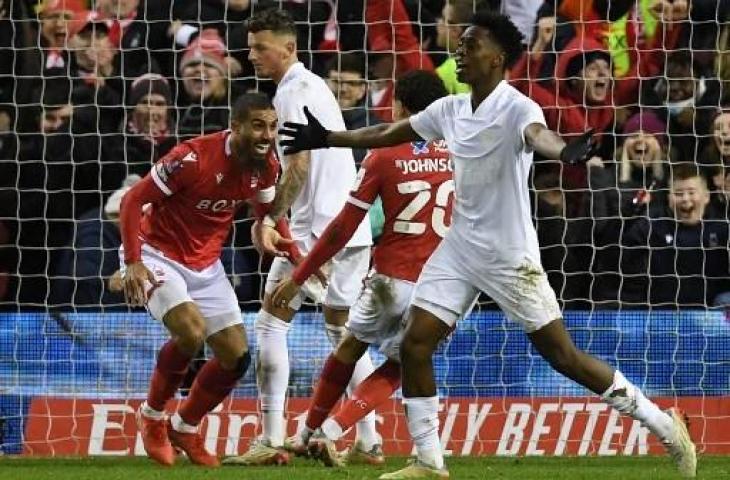 Penyerang Nottingham Forest, Lewis Grabban, berselebrasi usai bobol gawang Arsenal di Piala FA. (DANIEL LEAL / AFP)