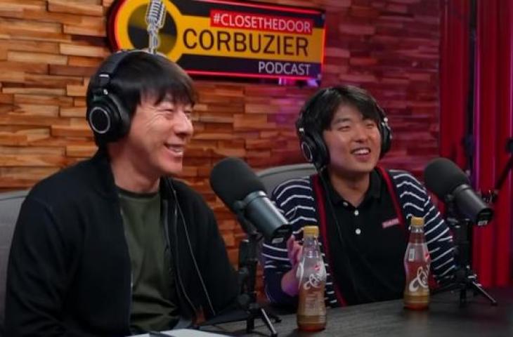 Shin Tae-yong dan penerjemah, Jeong Seok-seo di podcast Close The Door. (YouTube/Deddy Corbuzier)