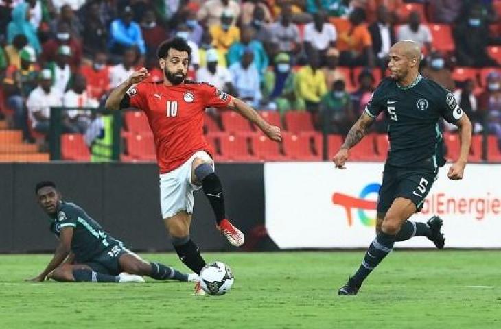 Aksi Mohamed Salah membela Timnas Mesir di Piala Afrika 2021. (DANIEL BELOUMOU OLOMO / AFP)