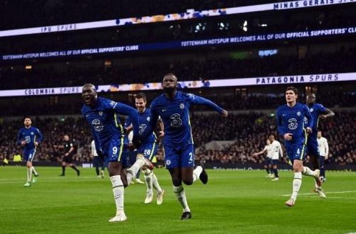 Selebrasi bek Chelsea, Antonio Rudiger usai bobol gawang Tottenham Hotspur di Piala Liga Inggris. (GLYN KIRK / IKIMAGES / AFP)