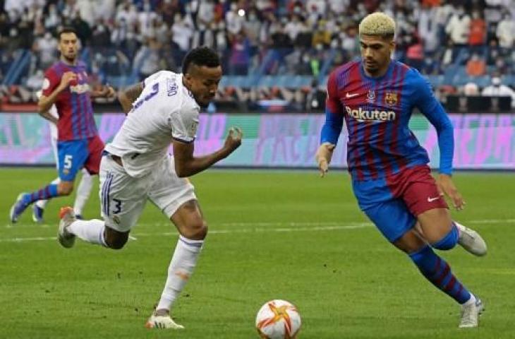 Ronald Araujo terlihat memakai perban di tangannya saat duel Barcelona vs Real Madrid di Piala Super Spanyol. (FAYEZ NURELDINE / AFP)