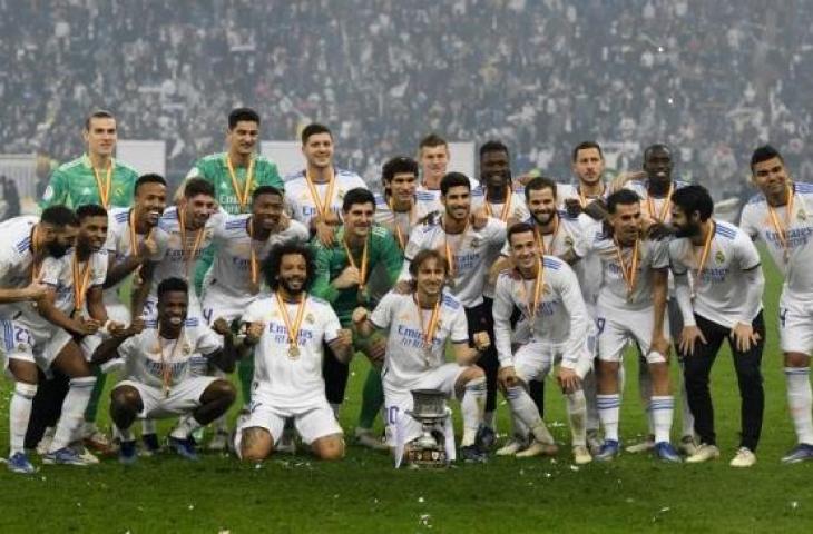 Para pemain Real Madrid merayakan kemenangan dalam pertandingan final Piala Super Spanyol antara Real Madrid vs Athletic Bilbao di stadion Internasional King Fahd di ibukota Saudi, Riyadh, Senin (17/1/2022) dini hari WIB. Real Madrid memenangkan Piala Super Spanyol dengan mengalahkan Athletic Bilbao 2-0 pada ketika Luka Modric dan penalti Karim Benzema memastikan kemenangan yang nyaman di Arab Saudi. AFP