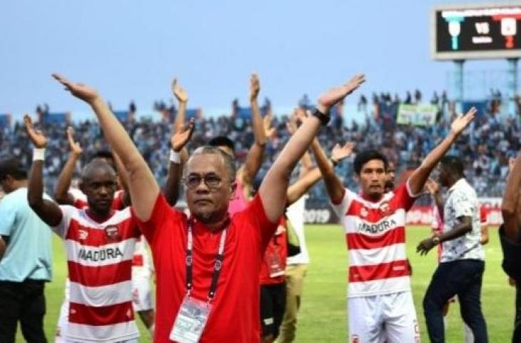 Pemain Madura United dan manager Haruna Soemitro (kiri) menyapa suporter usai menang atas Persela dalam pertandingan babak delapan besar Piala Presiden 2019 melawan Persela di Stadion Surajaya Lamongan, Jawa Timur, Minggu (31/3/2019).Madura United memenangi pertandingan dengan skor 2-1. ANTARA FOTO/Syaiful Arif/pras.